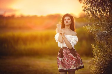 genç kadın günbatımında poz