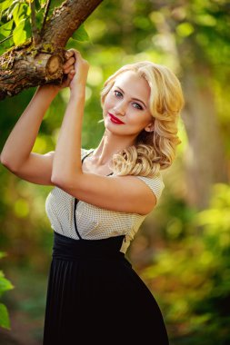 Bahar bahçesinde genç bir kadın