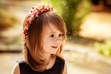 Kırmızı çelenk, küçük kız