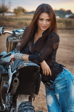 Motosiklet ile güzel kız