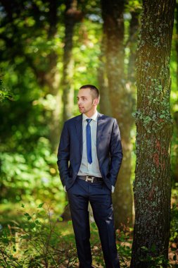 şık bir takım elbise içinde damat