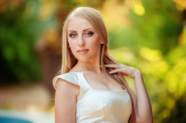 Bahar bahçesinde güzel bir kadın