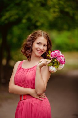 Bir buket çiçekli kadın