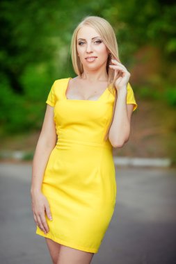 Bahar bahçesinde güzel bir kadın