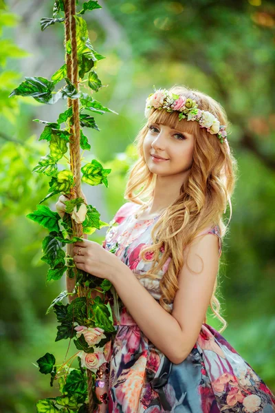 Jovem mulher no jardim da primavera — Fotografia de Stock