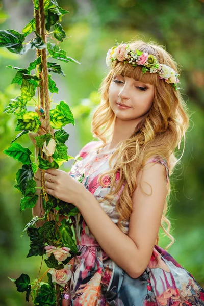 Jovem mulher no jardim da primavera — Fotografia de Stock