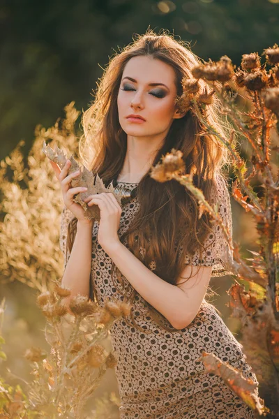 Chica bohemia en jardín de primavera — Foto de Stock