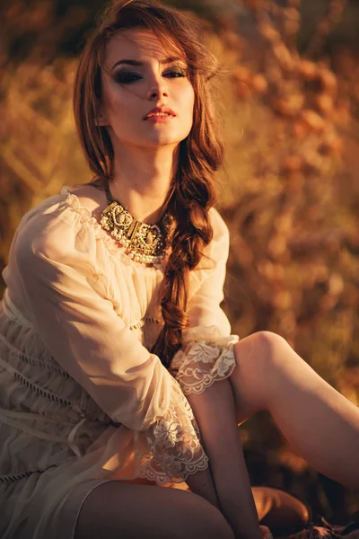 Bohème fille dans le jardin de printemps — Photo