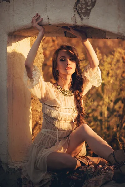 Ragazza boema nel giardino primaverile — Foto Stock