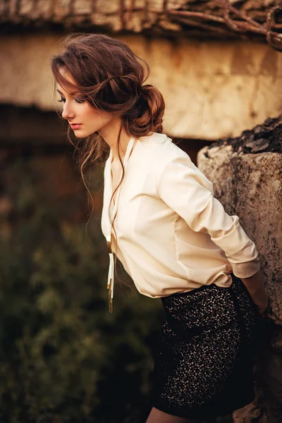 Bohème fille dans le jardin de printemps — Photo