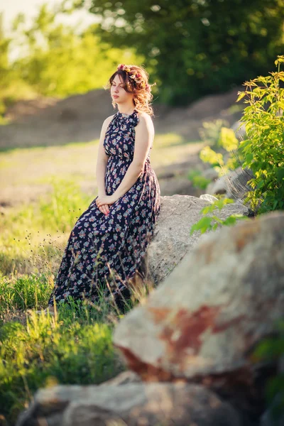 Красива молода жінка в весняному саду — стокове фото