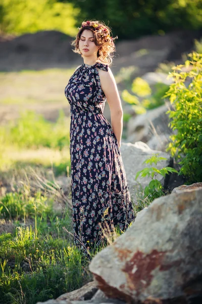 Mooie jonge vrouw in het voorjaar tuin — Stockfoto