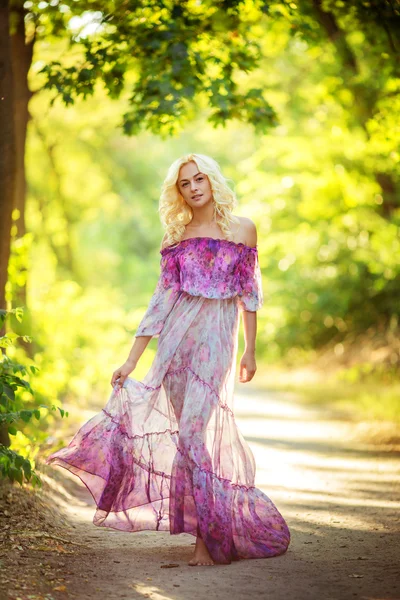 Junge Frau im Frühlingsgarten — Stockfoto