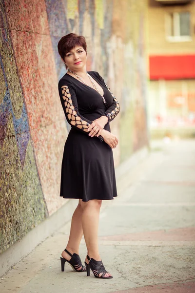Mooie vrouw in zwarte jurk — Stockfoto
