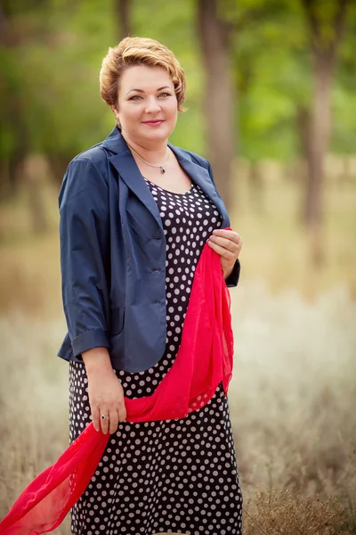 Vrouw in voorjaarstuin — Stockfoto