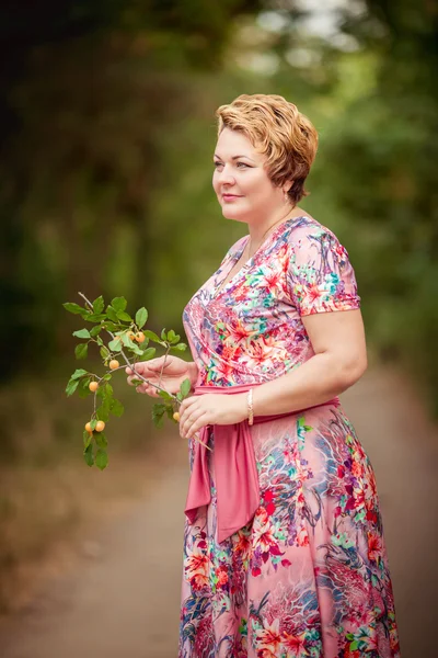 Žena na jarní zahradě — Stock fotografie