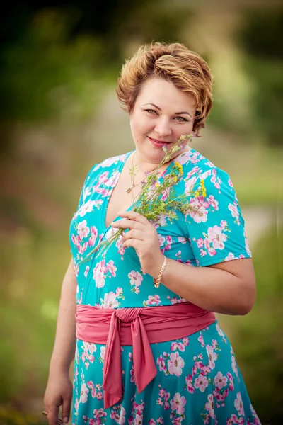 Vrouw in voorjaarstuin — Stockfoto