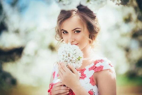 Vrouw poseren in lentetuin — Stockfoto