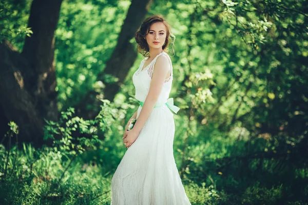 Vrouw poseren in lentetuin — Stockfoto