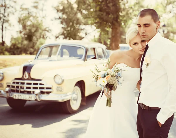 Bride and groom on their wedding day — Stock Photo, Image