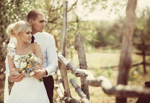 Braut und Bräutigam am Hochzeitstag — Stockfoto