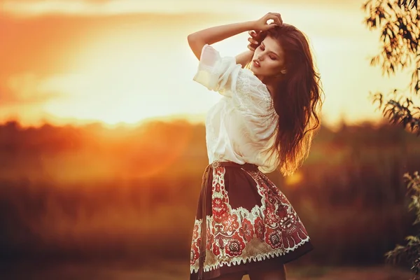 Young woman posing at sunset — Stock Photo, Image