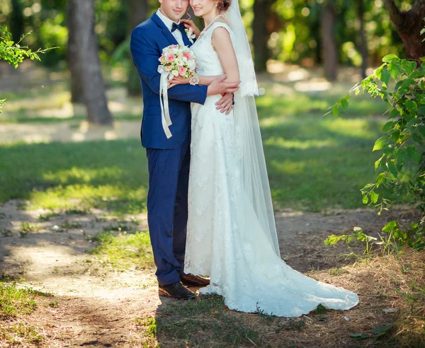 Novia y novio en el día de su boda — Foto de Stock