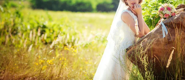 Schöne Braut im weißen Kleid — Stockfoto