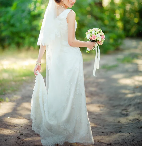 Sposa in abito bianco in giardino — Foto Stock