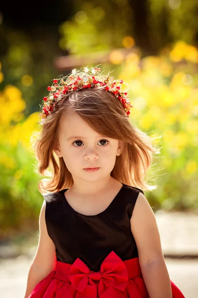 Kırmızı çelenk, küçük kız — Stok fotoğraf