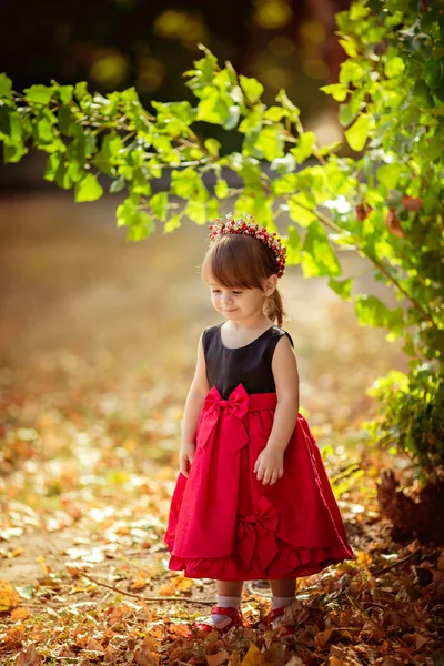 Petite fille en robe noire et rouge — Photo