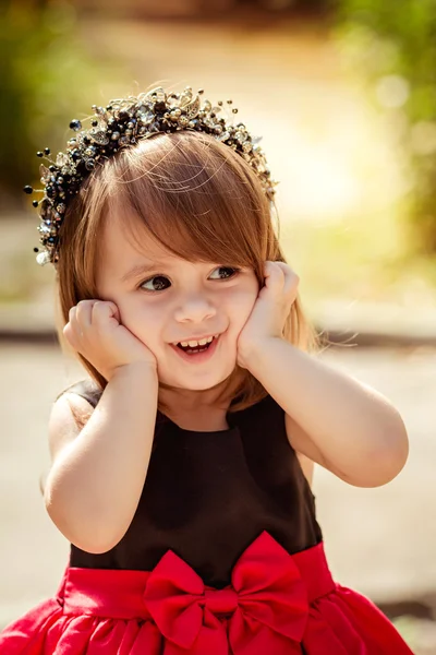 Kleines Mädchen im schwarz-roten Kleid — Stockfoto