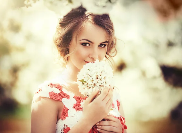 春の庭でポーズをとる女性 — ストック写真