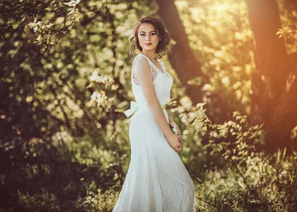 Mulher posando no jardim da primavera — Fotografia de Stock