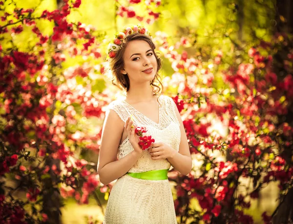 Frau posiert im Frühlingsgarten — Stockfoto