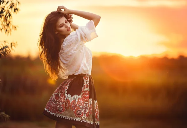 Jovem posando ao pôr do sol — Fotografia de Stock