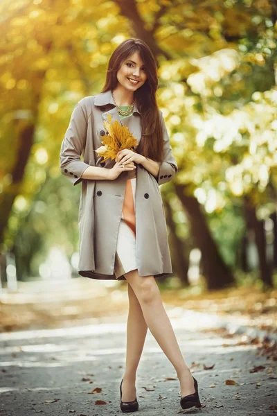 Chica en el jardín de otoño —  Fotos de Stock