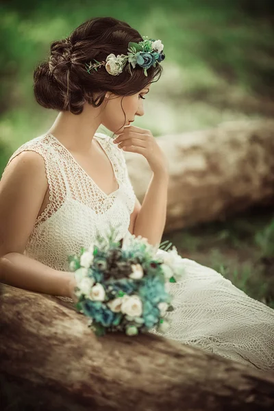 Woman posing in spring garden — Stock Photo, Image