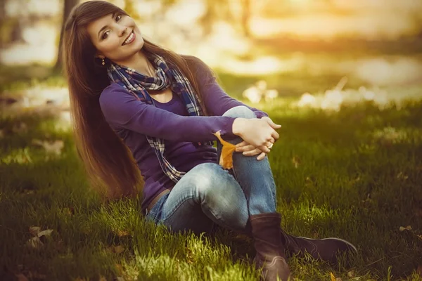 Chica en el jardín de otoño —  Fotos de Stock