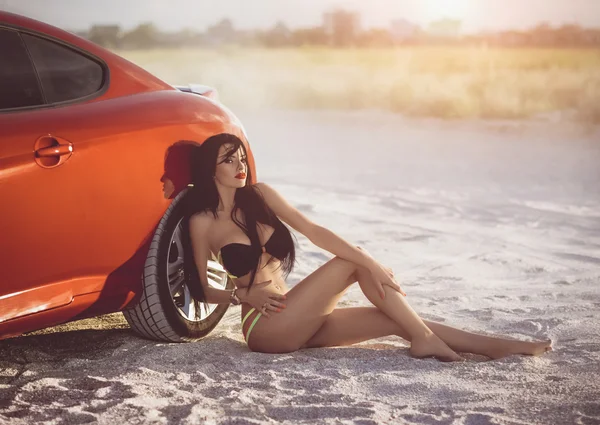 Frau im Badeanzug posiert am Strand — Stockfoto