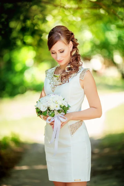 Bride in white dress in the garden — Stock Photo, Image