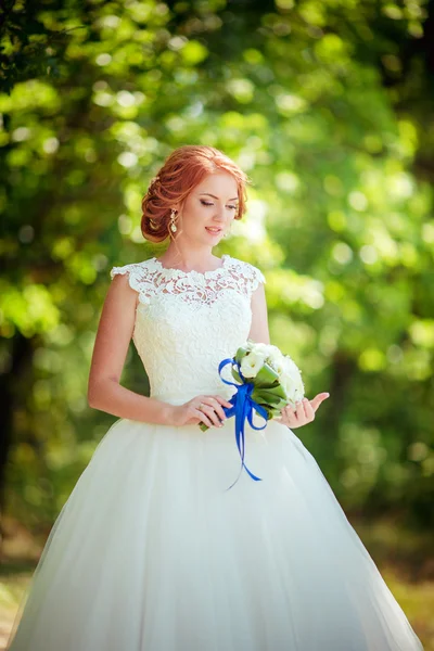 Braut im weißen Kleid im Garten — Stockfoto