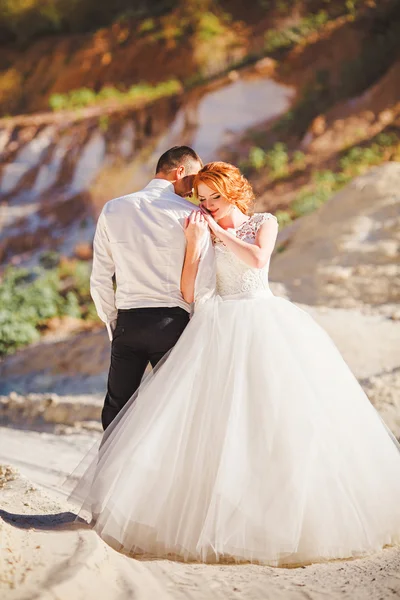 Sposa e sposo il giorno del loro matrimonio — Foto Stock