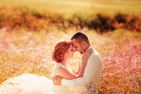 Bride and groom on their wedding day — Stock Photo, Image