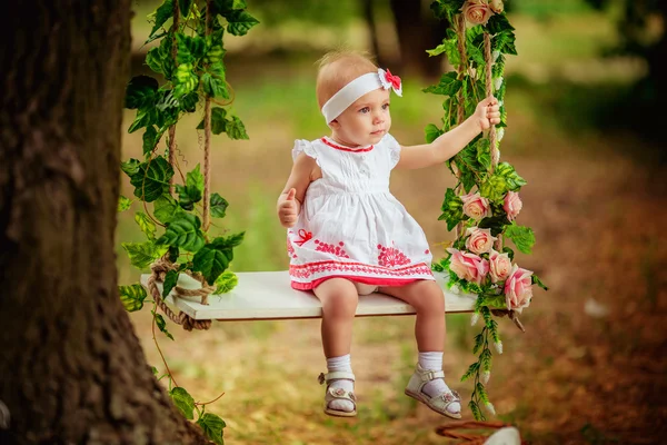 Zomer portret van mooie babymeisje — Stockfoto