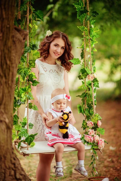 Moeder met babymeisje in lentetuin — Stockfoto