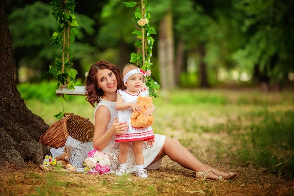 Mãe com bebê menina no jardim da primavera — Fotografia de Stock