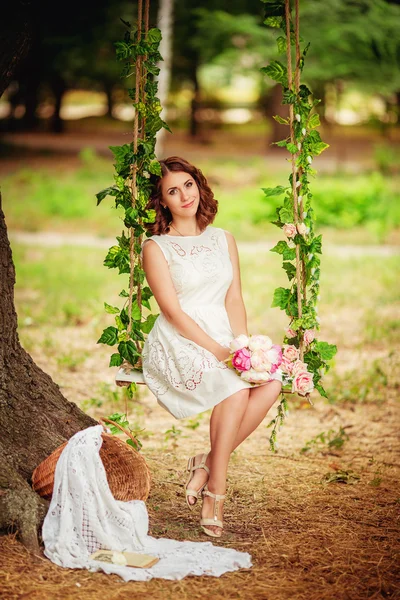 Jovem mulher no jardim da primavera — Fotografia de Stock