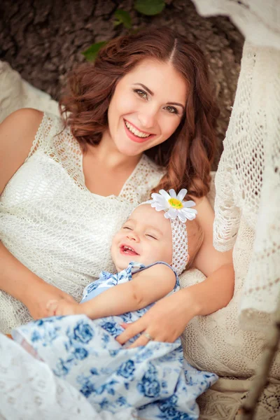 Moeder met babymeisje op lentetuin — Stockfoto