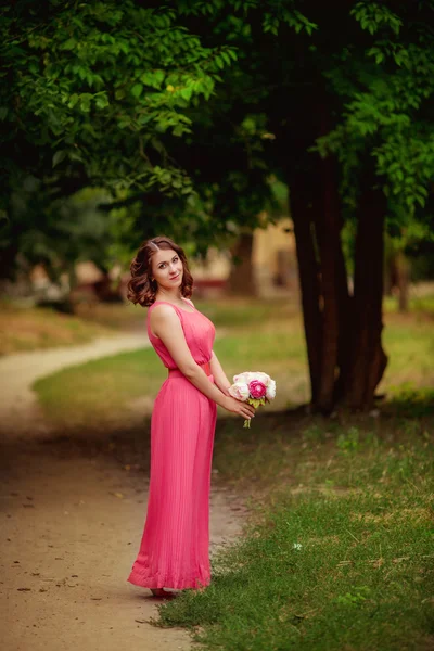 Vrouw met een boeket bloemen — Stockfoto